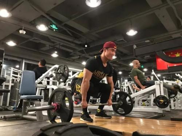 “锻炼背部必做的五个健身动作”的第1张图片